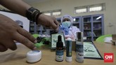 Kalung Antivirus Corona Pengemasan hasil pengolahan minyak Eucalyptus menjadi sediaan serbuk berteknologi nano dari laboratorium nanoteknologi Balai Penelitian dan Pengembangan Kementrian Pertanian , Bogor , menjadi prototipe kalung aromaterapi bernama antivirus korona Eucalyptus , Selasa, 7 Juli 2020.