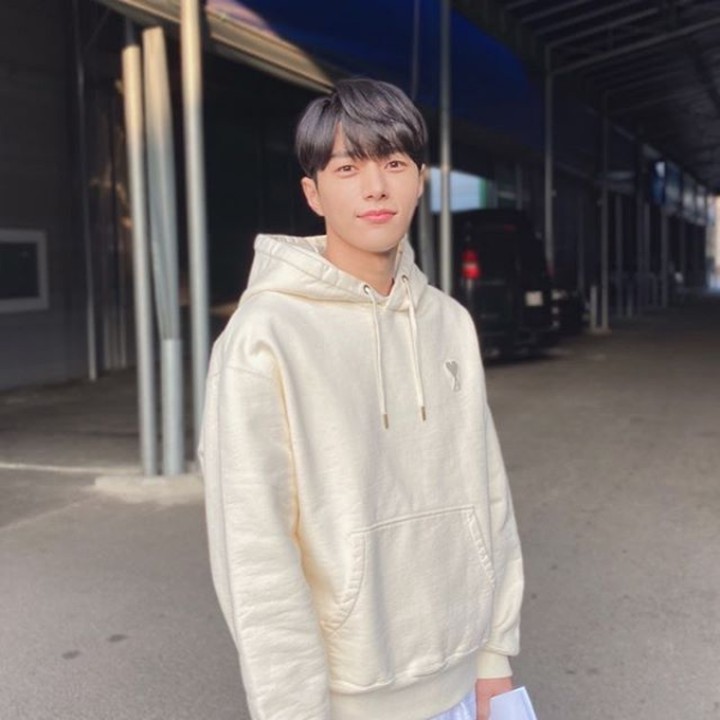 <p>Kim Myung Soo atau lebih dikenal sebagai L adalah personil dari grup Infinite yang debut pada 2010 silam. Menjadi personil boyband terkemuka, ia langsung debut sebagai aktor pada tahun berikutnya di drama Korea berjudul <em>Jiu.</em> Drama terbarunya di 2021 adalah <em>Royal Secret Agent.</em> (Foto: Instagram @kim_msl)</p>