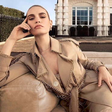 Usai Kencan dengan Chris Evans, Lily James Kepergok Cium Pria Beristri