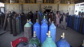 Pabrik Oksigen di Afghanistan People line up for free oxygen at a privately owned oxygen factory, in Kabul, Afghanistan, Thursday June 18, 2020. For seven years, Najibullah Seddiqi's oxygen factory sat idle in the Afghan capital Kabul. He shut it down, he says, because corruption and power cuts made it impossible to work. But when the novel coronavirus began racing through his country, he opened the factory's dusty gates and went back to work. Now he refills hundreds of oxygen cylinders a day for free for COVID-19 patients — and at reduced rates for hospitals. (AP Photo/Rahmat Gul)