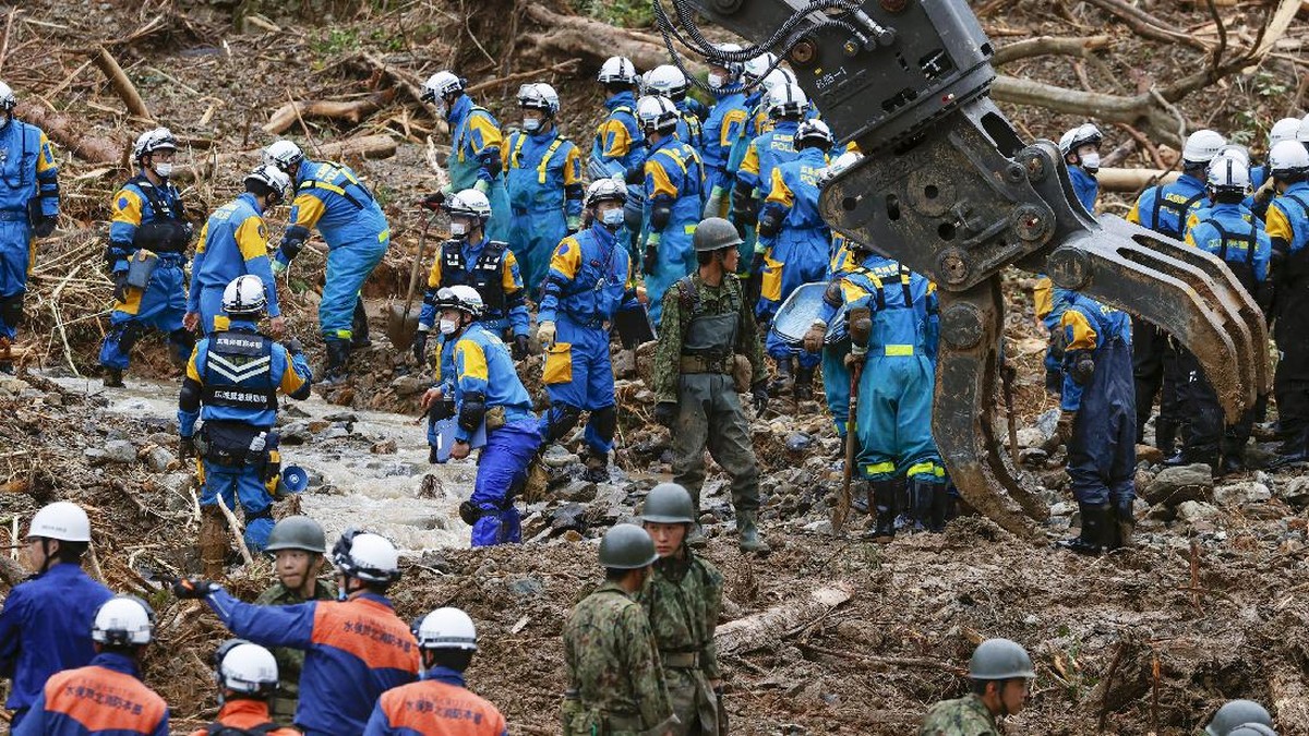 FOTO: Proses Pencarian Korban Banjir dan Longsor Jepang