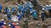 Pencarian Korban Banjir di Jepang Rescuers search for missing persons at the site of a landslide in Tsunagi town, Kumamoto prefecture, southern Japan Monday, July 6, 2020. Rescue operations continued and rain threatened wider areas of the main island of Kyushu. (Takuto Kaneko/Kyodo News via AP)