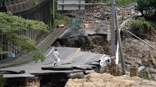 FOTO: Proses Pencarian Korban Banjir dan Longsor Jepang
