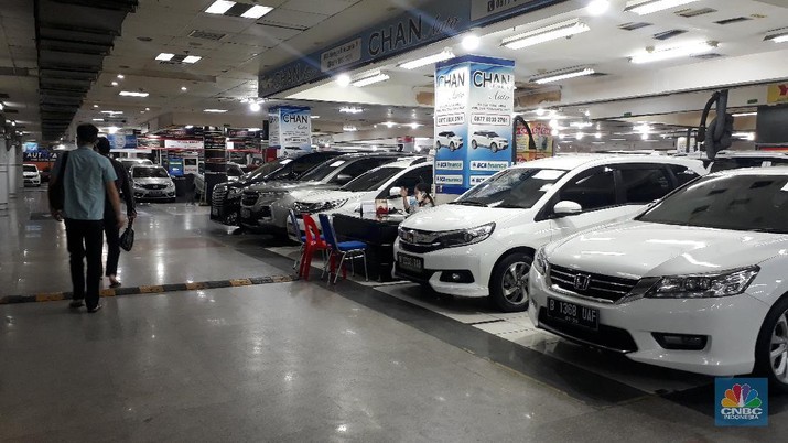Penjualan Mobil Bekasi di WTC Mangga Dua (CNBC Indonesia/Sandy Ferry)