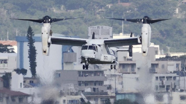 An MV-22 Osprey aircraft flies at the Marine Corps Air Station Futenma in Ginowan, Okinawa prefecture, on December 19, 2016. - The US Marines on December 19 resumed flights of their controversial Osprey aircraft in Japan, less than a week after a crash off the southern island of Okinawa sparked local protests. (Photo by STR / JIJI PRESS / AFP) / Japan OUT