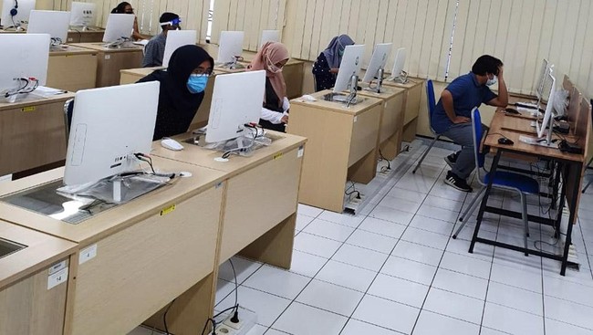 Padahal, panitia melakukan pemeriksaan terhadap peserta sebelum memasuki ruang ujian. Namun, ketiga orang tersebut masih bisa lolos.
