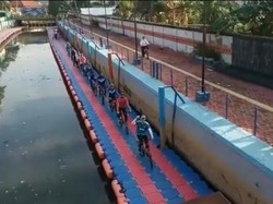 Dispar: Pesepeda Lintasi Trotoar Apung di Palembang Saat Kegiatan Diskominfo