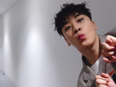 img-title Sosok Wanita Diduga Pacar Seungri Disorot Saat Nonton 2NE1
