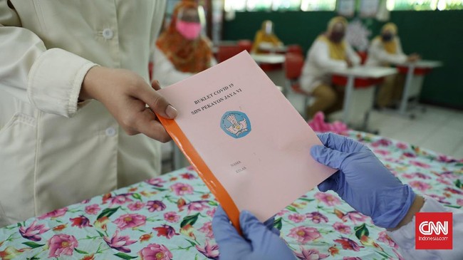 setiap siswa mendapatkan buku catatan kesehatan (suhu tubuh) Yang diisi sejak berangkat sekolah, masuk sekolah, hingga masuk kelas. Dan menjadi catatan kesehatan bagi guru dan orangtua murid. CNN Indonesia/Safir Makki