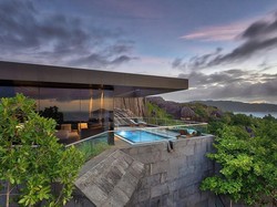Villa Keren di Seycelles, Atapnya Kolam Renang Transparan!