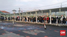Calon Penumpang Kembali Padati Stasiun KRL Bogor