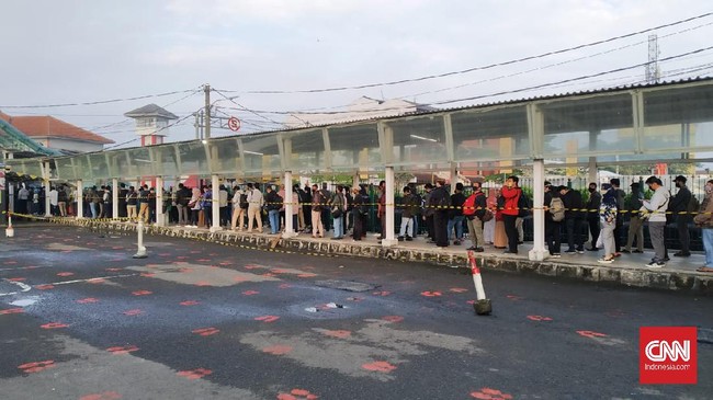 Antrean calon penumpang yang ingin menggunakan transportasi umum Kereta Rel Listrik (KRL) Commuter line terjadi di Stasiun Bogor, Senin (7/7) pagi.
