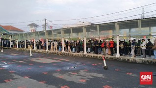 Calon Penumpang Kembali Padati Stasiun KRL Bogor