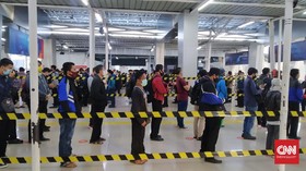 Antrean Penumpang Mengular di Stasiun Bogor