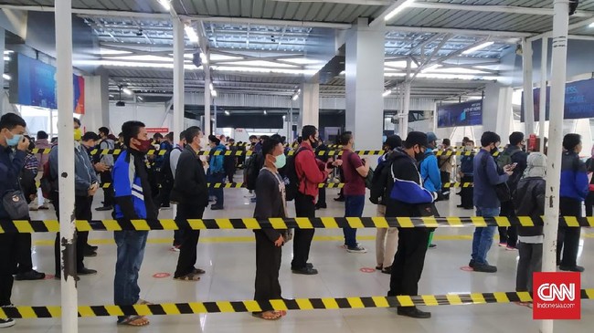 Antrean calon penumpang yang ingin menggunakan transportasi umum Kereta Rel Listrik (KRL) Commuter line terjadi di Stasiun Bogor, Senin (7/7) pagi.