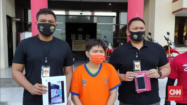 Tersangka Penyebar Video Dokter Tanpa Busana Kepolisian Resor Kota Besar (Polrestabes) Surabaya telah menangkap PN (34) pemilik akun Twitter @filipus_nove, tersangka pengunggah video dokter tanpa busana di Surabaya. PN diamankan di kediamannya, di Kebon Jeruk, Jakarta Barat.