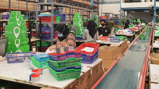 Berbagai produk lokal dengan kualitas unggul bisa didapatkan di marketplace domestik seperti Tokopedia yang mendukung perkembangan UMKM secara nasional.