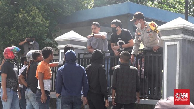 Massa melemparkan kotoran sapi di halaman Kantor Imigrasi Kelas IA Kendari.