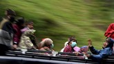 Tradisi Yadnya Kasada Suku Tengger di Gunung Bromo Masyarakat Suku Tengger dengan mengenakan masker berada di mobil bak terbuka menuju kawasan Gunung Bromo untuk melaksanakan perayaan Yadnya Kasada, Probolinggo, Jawa Timur, Senin (6/7/2020). Perayaan Yadnya Kasada merupakan bentuk ungkapan syukur masyarakat Suku Tengger dengan melarung sesaji berupa hasil bumi dan ternak ke kawah Gunung Bromo. ANTARA FOTO/Zabur Karuru/hp.