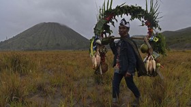 FOTO: Syahdu Suku Tengger Melarung Syukur di Bromo
