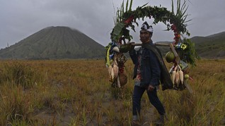 FOTO: Syahdu Suku Tengger Melarung Syukur di Bromo