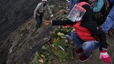 Tradisi Yadnya Kasada Suku Tengger di Gunung Bromo Masyarakat Suku Tengger melarung uang ke kawah Gunung Bromo dalam rangka perayaan Yadnya Kasada, Probolinggo, Jawa Timur, Selasa (7/7/2020). Perayaan Yadnya Kasada merupakan bentuk ungkapan syukur dan penghormatan kepada leluhur masyarakat Suku Tengger dengan cara melarung sesaji berupa hasil bumi dan ternak ke kawah Gunung Bromo. ANTARA FOTO/Zabur Karuru/foc.