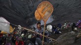 Tradisi Yadnya Kasada Suku Tengger di Gunung Bromo Warga berebut sesaji yang dilempar oleh masyarakat Suku Tengger ke kawah Gunung Bromo dalam rangka perayaan Yadnya Kasada, Probolinggo, Jawa Timur, Selasa (7/7/2020). Perayaan Yadnya Kasada merupakan bentuk ungkapan syukur dan penghormatan kepada leluhur masyarakat Suku Tengger dengan cara melarung sesaji berupa hasil bumi dan ternak ke kawah Gunung Bromo. ANTARA FOTO/Zabur Karuru/foc.
