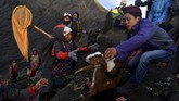 Tradisi Yadnya Kasada Suku Tengger di Gunung Bromo Masyarakat Suku Tengger melarung kambing ke kawah Gunung Bromo dalam rangka perayaan Yadnya Kasada, Probolinggo, Jawa Timur, Selasa (7/7/2020).Perayaan Yadnya Kasada merupakan bentuk ungkapan syukur dan penghormatan kepada leluhur masyarakat Suku Tengger dengan cara melarung sesaji berupa hasil bumi dan ternak ke kawah Gunung Bromo. ANTARA FOTO/Zabur Karuru/foc.