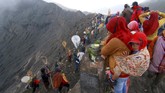 Tradisi Yadnya Kasada Suku Tengger di Gunung Bromo Suasana seserahan sesaji saat ritual adat Yadnya Kasada di Tengger, Gunung Bromo, Probolinggo, Jawa Timur, Senin (6/7/2020). Upacara lelabuh pada rangkaian ritual Yadnya Kasada itu, sebagai sesembahan suku Tengger kepada Sang Hyang Widhi. ANTARA FOTO/Budi Candra Setya/hp.
