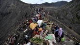 Tradisi Yadnya Kasada Suku Tengger di Gunung Bromo Masyarakat Suku Tengger merayakan Yadnya Kasada di kawah Gunung Bromo, Probolinggo, Jawa Timur, Selasa (7/7/2020). Perayaan Yadnya Kasada merupakan bentuk ungkapan syukur dan penghormatan kepada leluhur masyarakat Suku Tengger dengan cara melarung sesaji berupa hasil bumi dan ternak ke kawah Gunung Bromo. ANTARA FOTO/Zabur Karuru/foc.