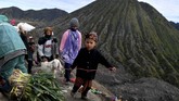 Tradisi Yadnya Kasada Suku Tengger di Gunung Bromo Masyarakat Suku Tengger menarik kambing yang akan dilarung ke kawah Gunung Bromo dalam rangka perayaan Yadnya Kasada, Probolinggo, Jawa Timur, Selasa (7/7/2020). Perayaan Yadnya Kasada merupakan bentuk ungkapan syukur dan penghormatan kepada leluhur masyarakat Suku Tengger dengan cara melarung sesaji berupa hasil bumi dan ternak ke kawah Gunung Bromo. ANTARA FOTO/Zabur Karuru/foc.