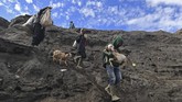 Tradisi Yadnya Kasada Suku Tengger di Gunung Bromo Warga membawa kambing yang merupakan persembahan masyarakat Suku Tengger di kawah Gunung Bromo saat perayaan Yadnya Kasada, Probolinggo, Jawa Timur, Selasa (7/7/2020). Perayaan Yadnya Kasada merupakan bentuk ungkapan syukur dan penghormatan kepada leluhur masyarakat Suku Tengger dengan cara melarung sesaji berupa hasil bumi dan ternak ke kawah Gunung Bromo. ANTARA FOTO/Zabur Karuru/foc.