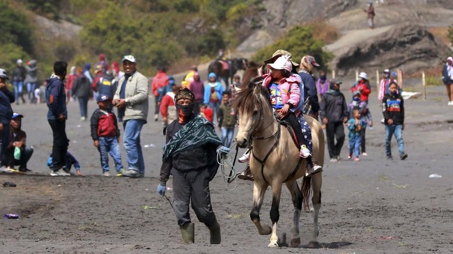Kemacetan mengular terjadi di jalur menuju Wisata Gunung Bromo, Jawa Timur, Sabtu (7/5) kemarin hingga Minggu (8/5) hari ini.