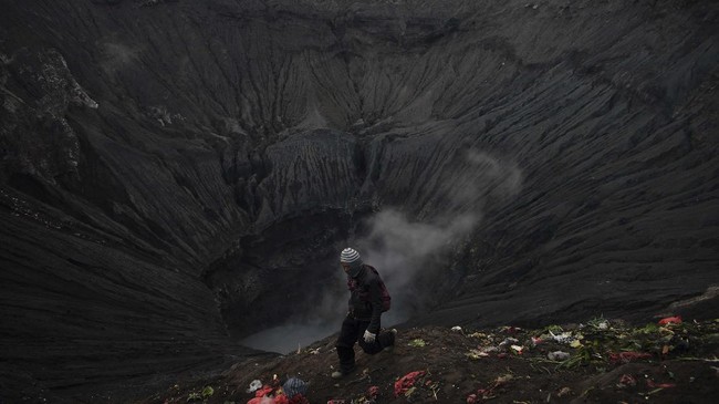 FOTO: Syahdu Suku Tengger Melarung Syukur di Bromo