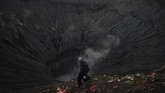 Tradisi Yadnya Kasada Suku Tengger di Gunung Bromo Warga mencari sesaji yang dilempar oleh masyarakat Suku Tengger ke kawah Gunung Bromo dalam rangka perayaan Yadnya Kasada, Probolinggo, Jawa Timur, Selasa (7/7/2020). Perayaan Yadnya Kasada merupakan bentuk ungkapan syukur dan penghormatan kepada leluhur masyarakat Suku Tengger dengan cara melarung sesaji berupa hasil bumi dan ternak ke kawah Gunung Bromo. ANTARA FOTO/Zabur Karuru/FOC.