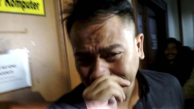 Vicky Prasetyo divonis empat bulan penjara dengan dipotong masa tahanan yang telah dijalani yaitu 2 bulan 10 hari.