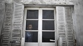 Warga Argentina saat karantina Horacio Bonafina poses for a photo from inside his home during a government-ordered lockdown to curb the spread of the new coronavirus in Buenos Aires, Argentina, Monday, June 29, 2020. Bonafina, a 36-year-old psychologist, says the quarantine has allowed him to relax and hopes to continue working for home after it's lifted. (AP Photo/Natacha Pisarenko)