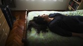 Warga Argentina saat karantina Camila Fernandez poses for a photo on her bed during a government-ordered lockdown to curb the spread of the new coronavirus in Buenos Aires, Argentina, Monday, June 29, 2020. The 26-year-old who works at the prosecutor's office lives alone in her apartment in the company of books, of which she has read more than 20 during quarantine, while studying to become a public translator and English teacher.
