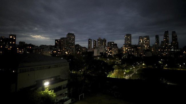 FOTO: 'Festival Balkon' Usir Jenuh saat Karantina Argentina