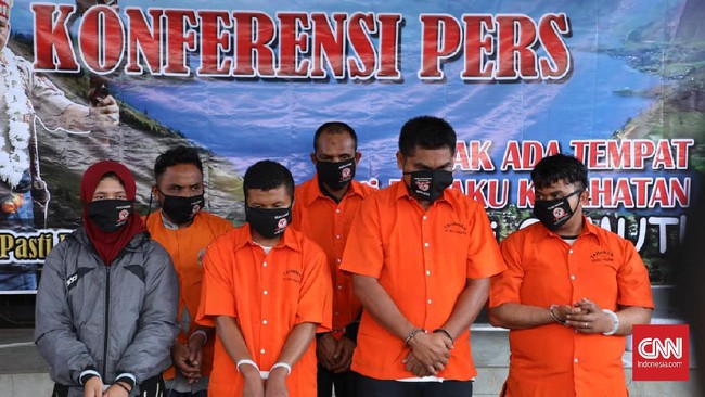 Tim Polda Sumut meringkus total 18 tersangka kerusuhan aksi unjuk rasa di Desa Mompang Julu Kecamatan Panyabungan Utara, Kabupaten Mandailing Natal (Madina), Sumatera Utara. Dari hasil penyidikan, motif para tersangka diduga meminta jatah dana desa dan Bantuan Langsung Tunai (BLT) Covid sebesar 30 persen.