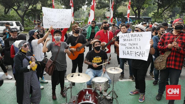 Pemberian izin live music didasari atas permintaan pekerja seni yang selama pandemi Covid-19 tidak bisa bekerja seperti biasanya.
