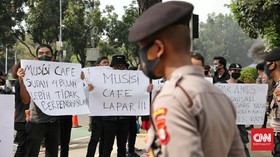 Musisi Kafe Demo Anies: Kami Lapar!