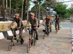 Heboh Satpol PP Makassar Pakai Sepeda Brompton di Losari
