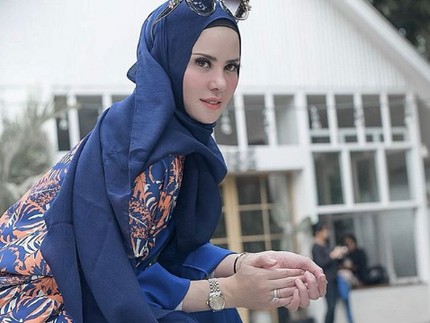 Jatuh Bangun Angel Lelga Mualaf, Dihina Keluarga & Rayakan Ramadhan Sendiri