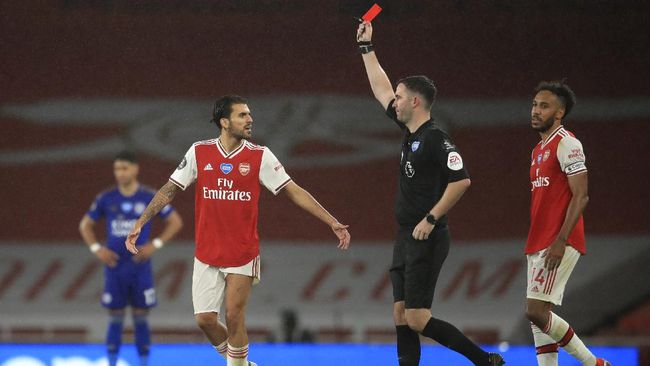 Arsenal vs Leicester City di Liga Inggris Referee Chris Kavangah shows a red card to Arsenal's Eddie Nketiah, not pictured, during the English Premier League soccer match between Arsenal and Leicester at Emirates Stadium in London, England, Tuesday, July 7, 2020. (AP Photo/Adam Davy,Pool)