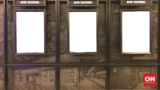 Bioskop CGV di fX tengah bersiap untuk kembali beroperasi. Salah satu pekerja menjelaskan saat ini mereka membersihkan bioskop tersebut