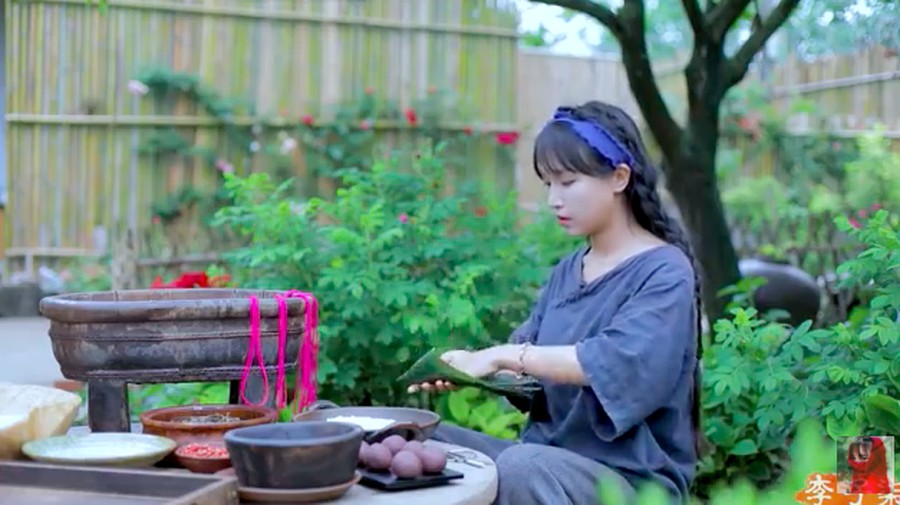 Hidup di Desa, YouTuber Li Ziqi Petik Buah hingga Bikin Mie Sendiri