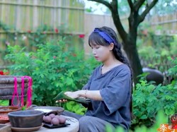 Hidup di Desa, YouTuber Li Ziqi Petik Buah hingga Bikin Mie Sendiri