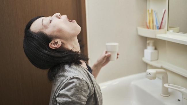 Media sosial diramaikan dengan utas yang mengatakan obat kumur bisa membantu mengurangi jumlah virus corona. Benarkah berkumur bisa membantu mencegah infeksi?