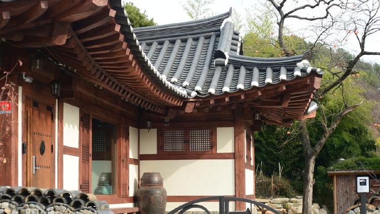 The Korean Traditional Houses with flooring for Cooling and Ondol Structure for Heating.